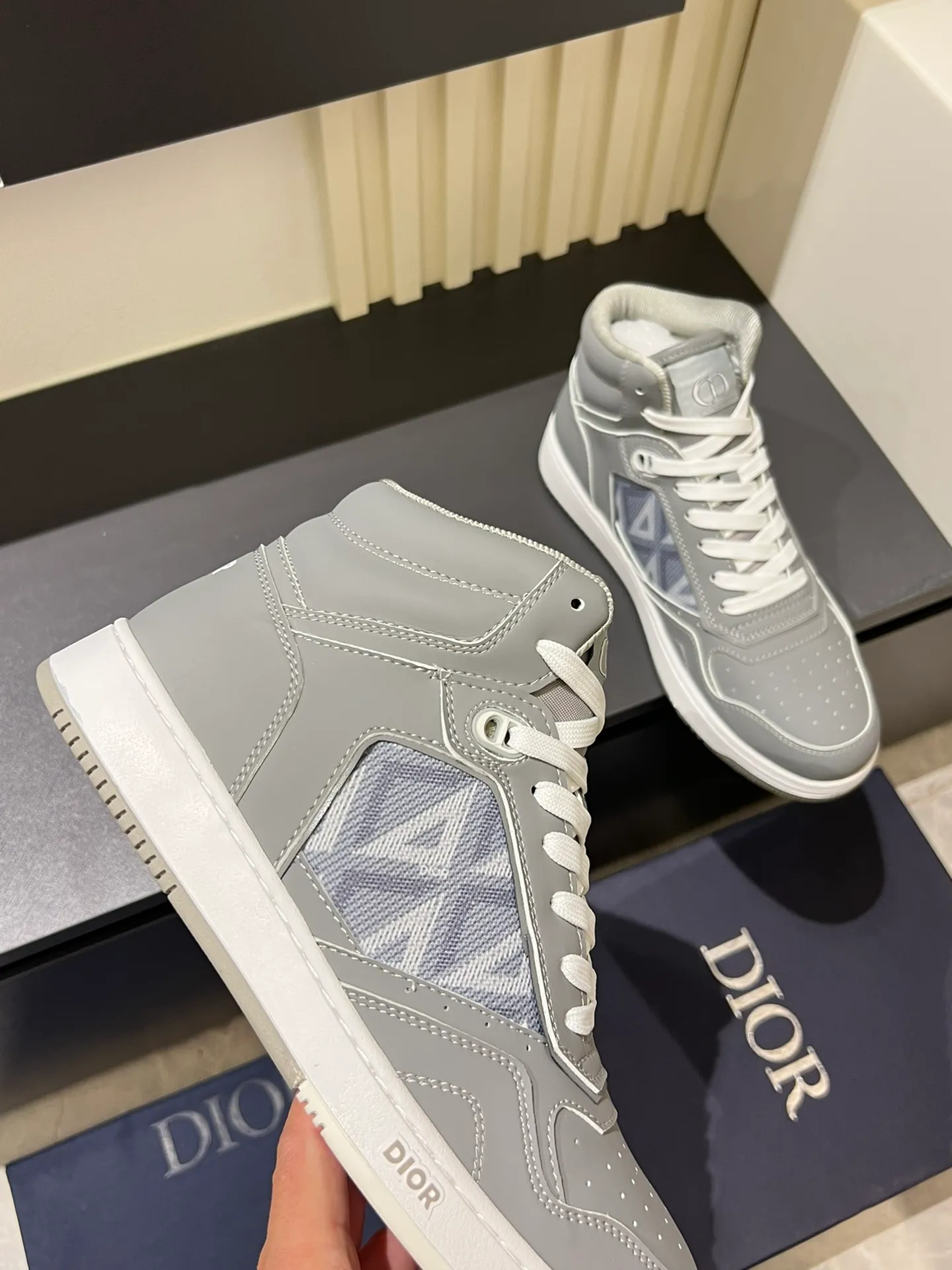 Men's shoes 💰p460 "Dio*" mid-top B27 casual sneakers. This B27 high-top sneaker is a new product in the series and continues Di*r's classic style. Crafted from gray and white smooth calf leather with beige and black Oblique print panels on the sides. The "CD Icon" shaped shoelace eyelets are clever and delicate, and the two-color rubber sole, rear collar and heel are all equipped with the brand's iconic details to enhance the style. Oblique printed straps at the ankle allow for an adjustable fit to complement the overall design. Fashionable and versatile, it can complement any look. Create an exquisite design with unique dynamic vitality and modern atmosphere, presented in low-top and high-top styles. This new must-have shoe adds a new dimension to Dior's archive heritage, embodying modern elegance. Purchase the original version and make it 1:1. If you need top quality, please come to me! Male 38-44!
